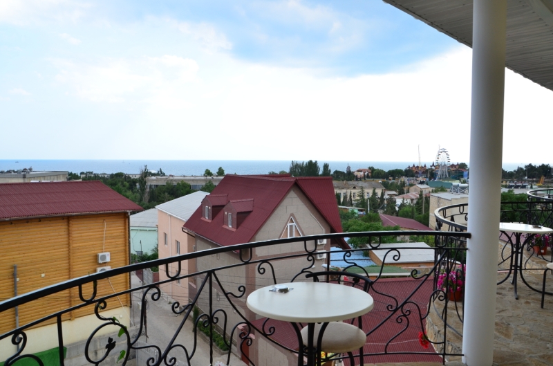Отдых летом в Судаке Крым: вид с балкона